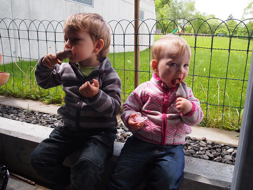 Kleinkinder essen ein Eis