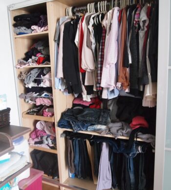 Kleiderschrank, geöffnet