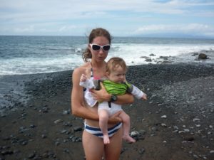 Nicole Klingler mit Sohn Lian am Strand 2010