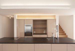 Küche mit Beleuchtung in Neubau