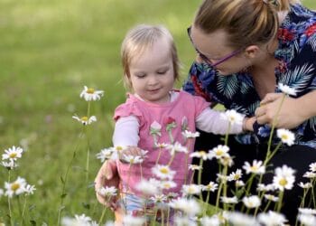 Mutter mit Kleinkind in der Wiese