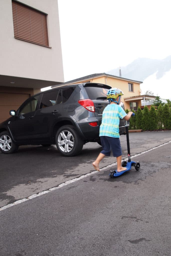 Junge mit Micro Scooter Maxi