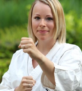 Frau im Karate-Gi
