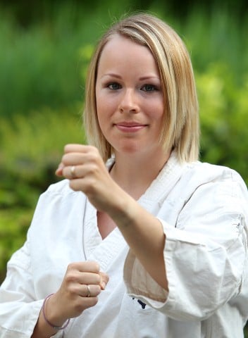 Frau im Karate-Gi
