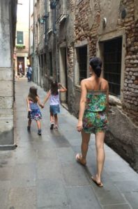 Frau mit Kindern in Venedig