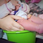 Baby wird über Töpfchen bzw. Rührschüssel abgehalten windelfrei