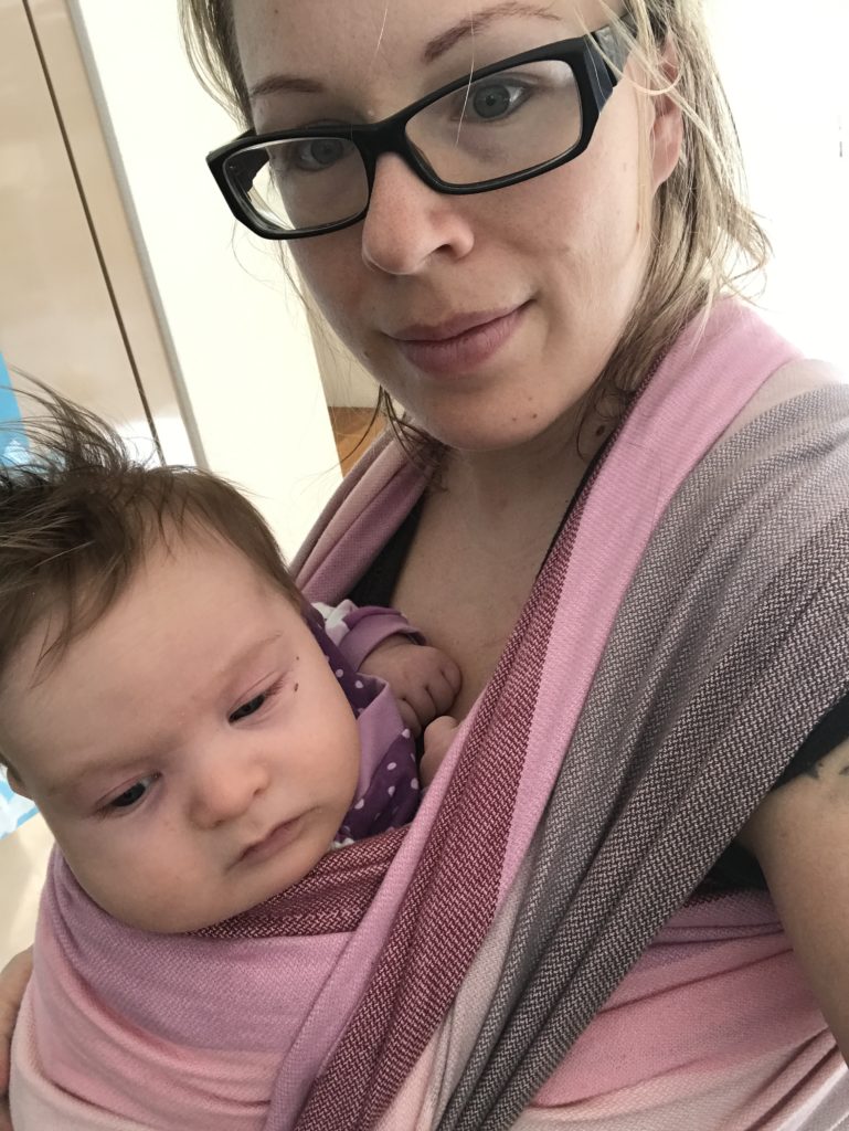 Mama mit Baby im Tragetuch - 2 Monate Mäuschen