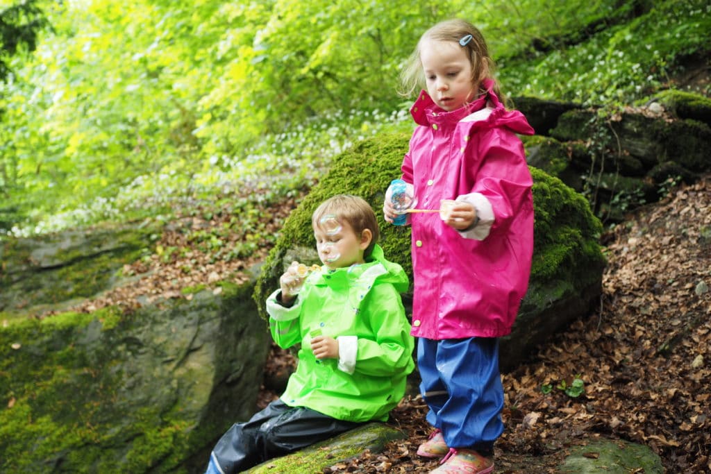 Kinder mit Regenkleidung - Regenhose und Jacke von Rukka