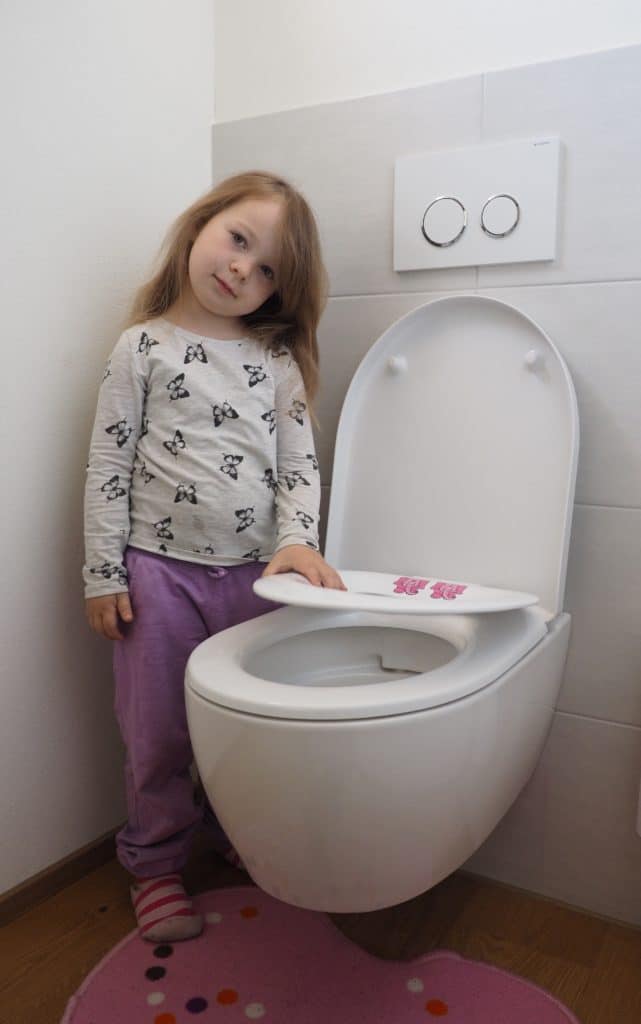 Kind zeigt WC-Ring