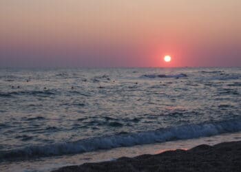 Strand mit Sonnenuntergangsstimmung