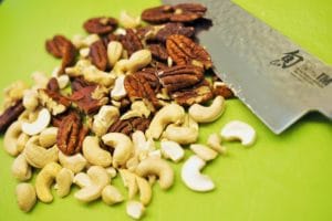 Nüsse hacken, Pekan-Nüsse und Cashew-Kerne