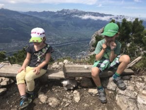 Kinder auf Berggipfel Alpspitz Liechtenstein
