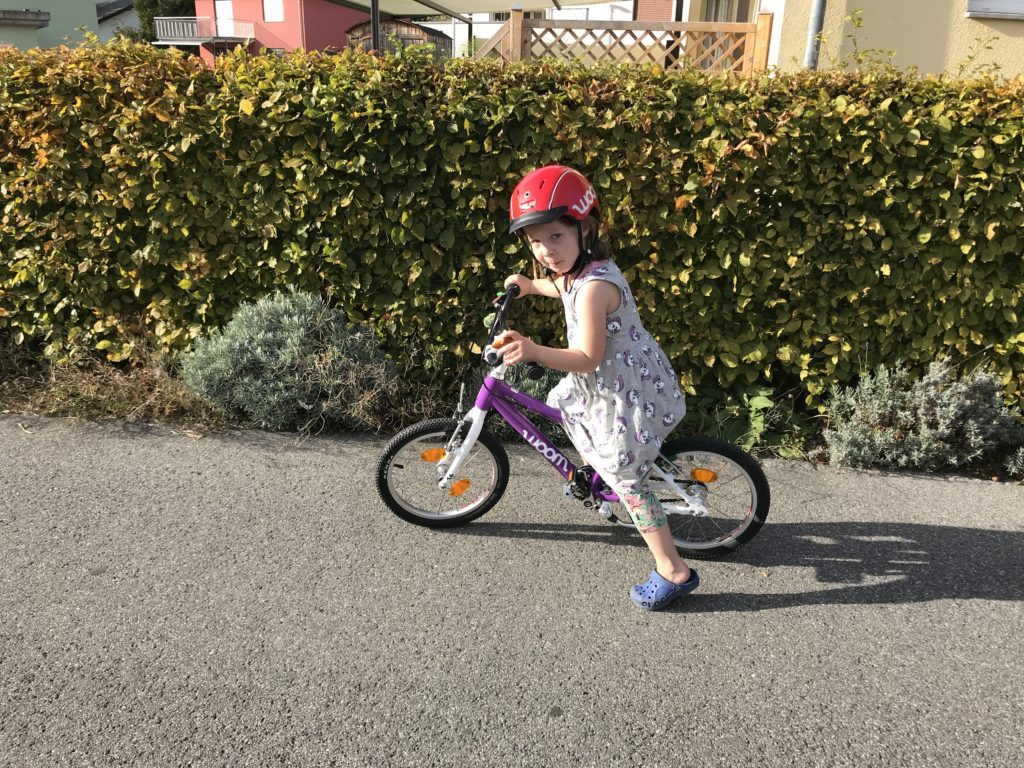 Mädchen mit Woom Bike in Grösse 3
