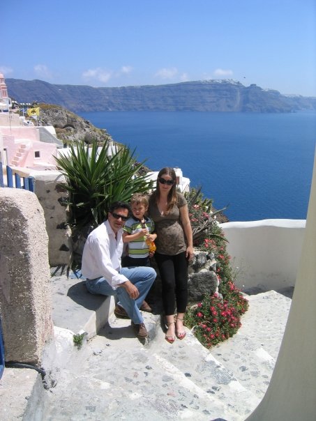 Familienphoto mit Leandros und Dafni im Bauch auf Santorini 2008