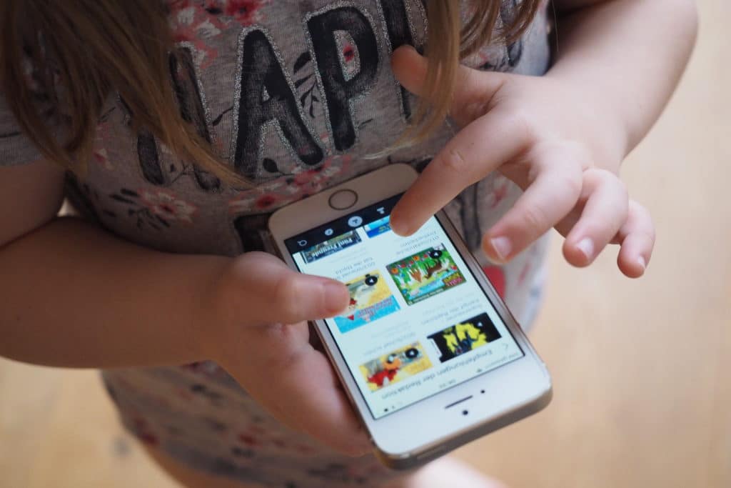 Kind mit Deezer am Smartphone - Deezer Family Test