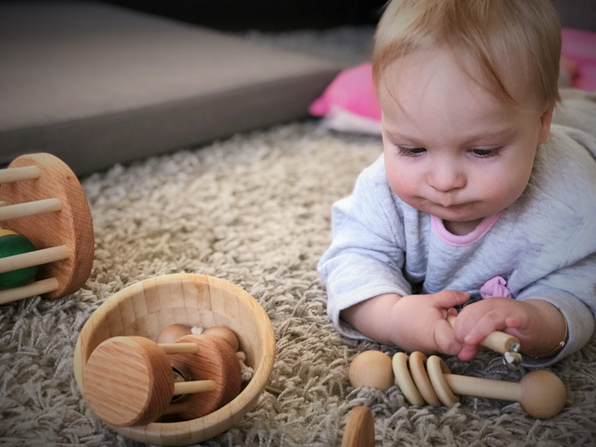 Baby spielt mit Montessori Spielzeug aus Holz wooden toys