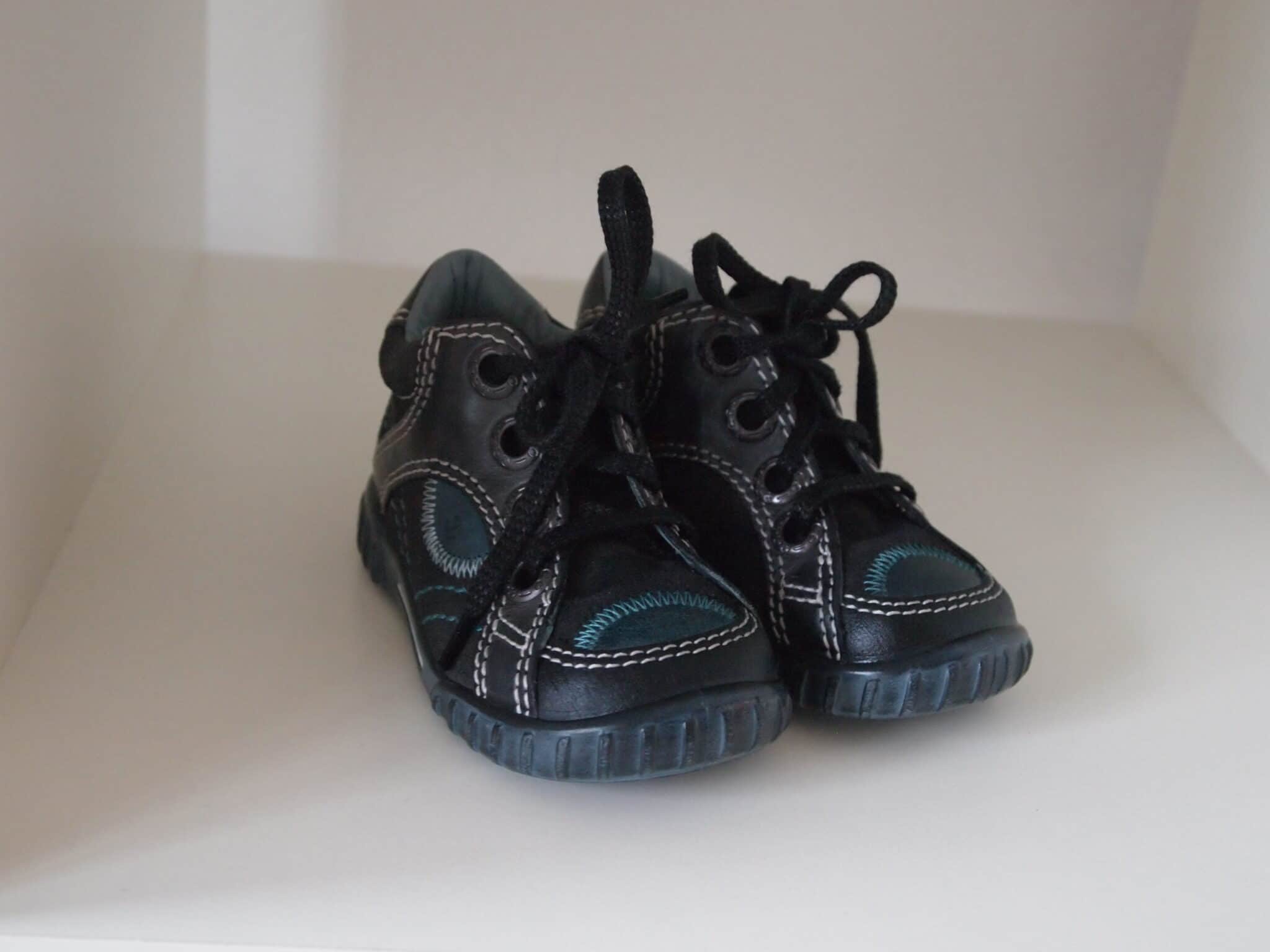Lauflernschuhe, erste Schuhe für einen Babyjungen