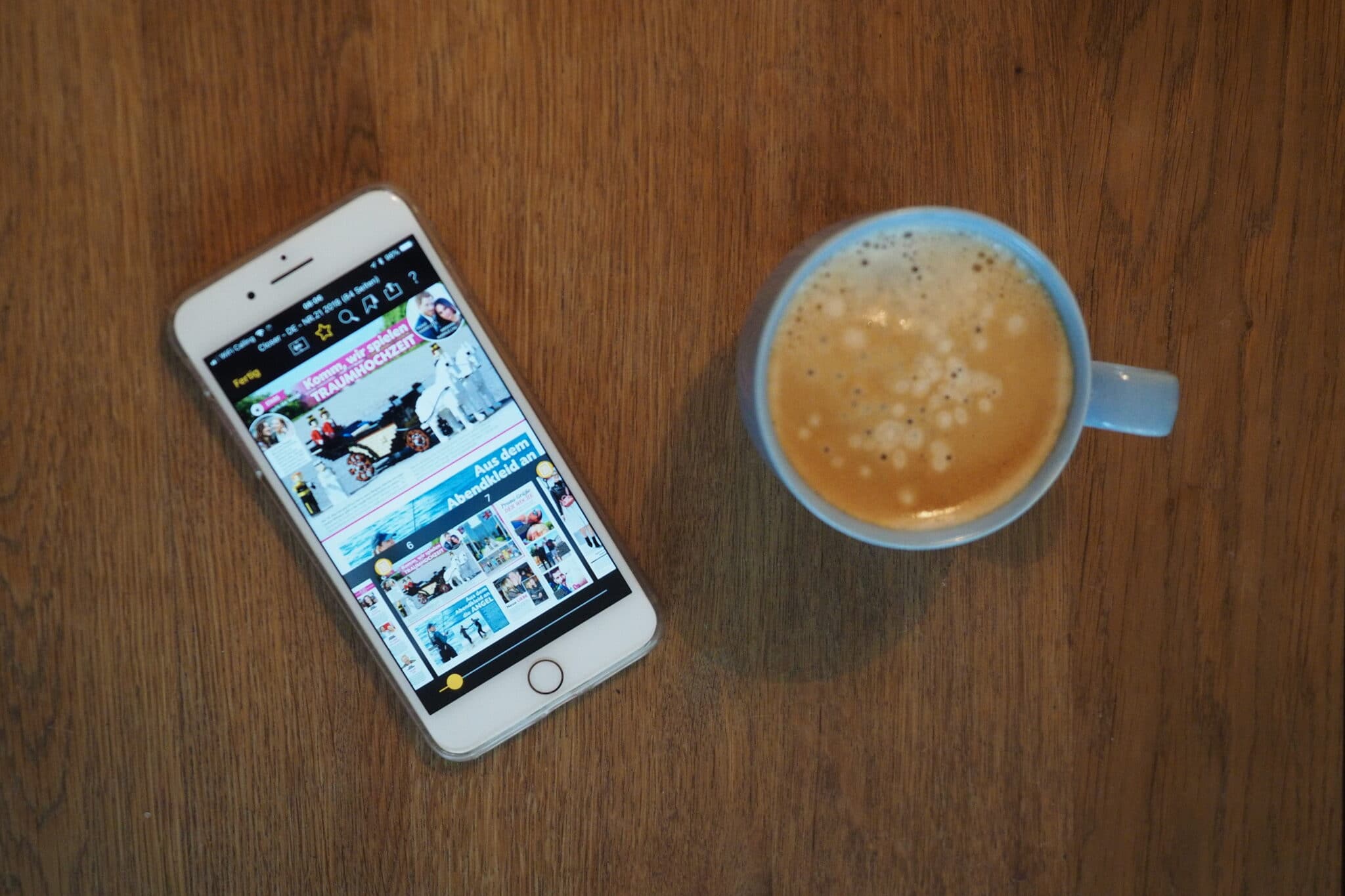 Readly App und Kaffeetasse