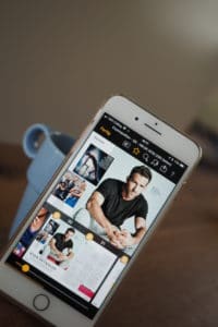 Readly App auf dem Smartphone vor Kaffeetasse
