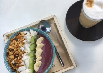 Frühstücks-Bowl mit Latte Macchiato