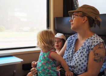 Mutter mit Kindern im Zug