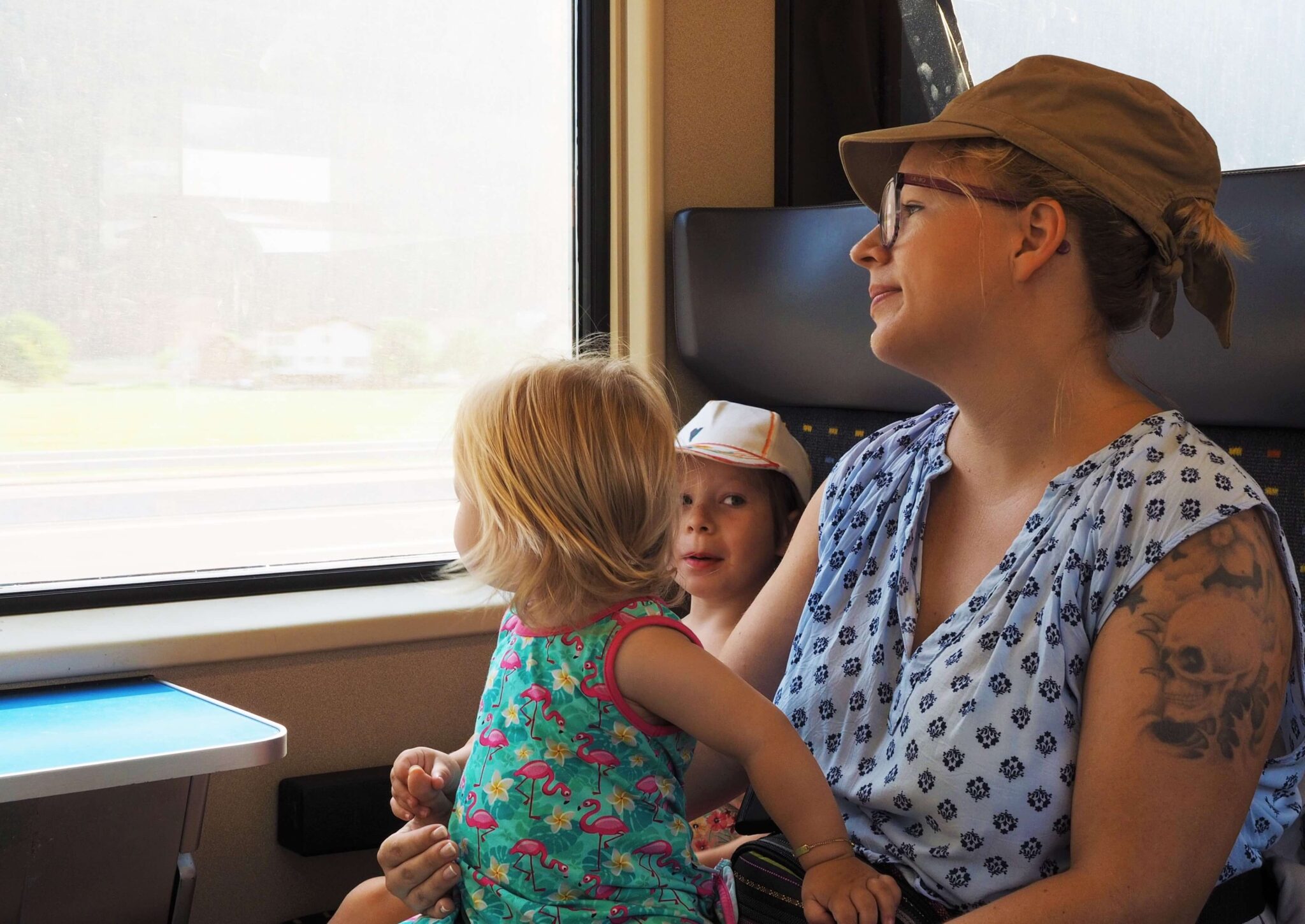 Mutter mit Kindern im Zug