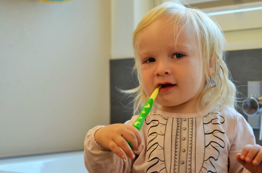 Kleinkind mit Zahnbürste, Zahnpflege bei Kindern
