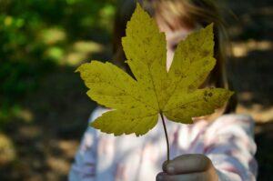 Mädchen mit Herbstblatt