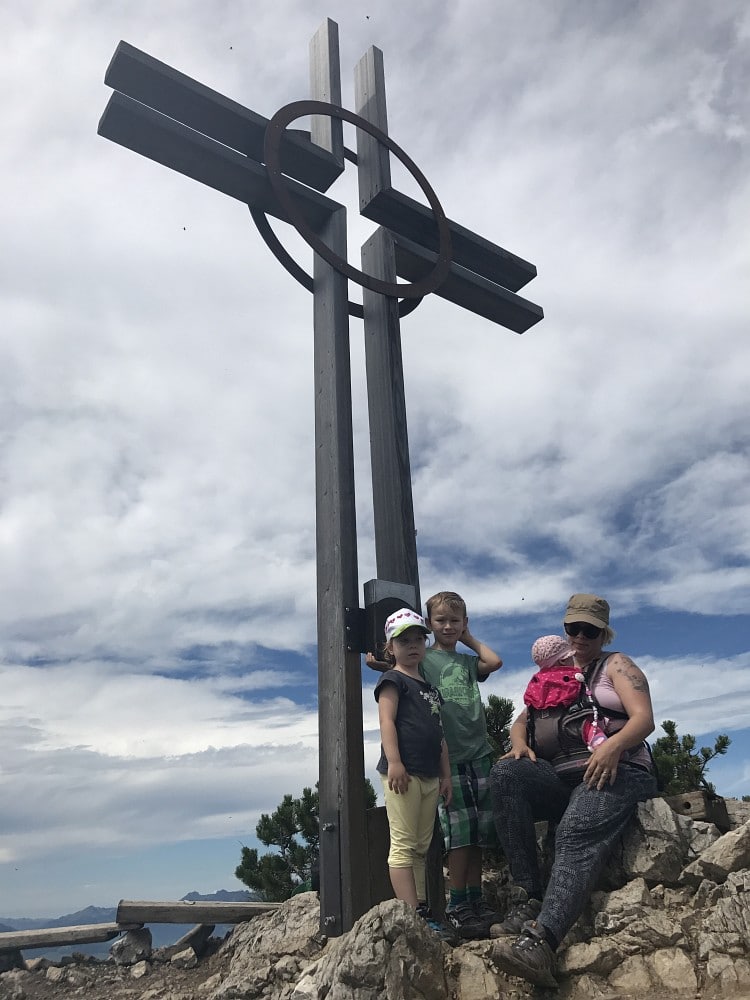 Familie auf dem Gipfelkreuz des Alpspitz Liechtenstein