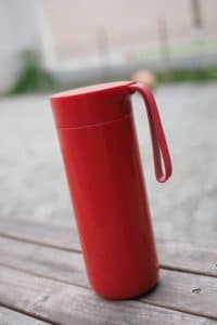 Rote Thermosflasche mit Henkel