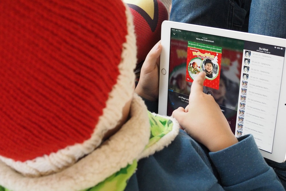 Kinder mit Deezer Hörspiel Pippi Langstrumpf auf iPad