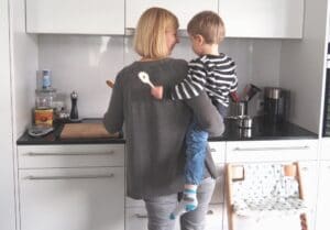 Moana Werschler vom Miss Broccoli Food-Blog it ihrem Sohn in der Küche