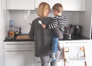 Moana Werschler vom Miss Broccoli Food-Blog it ihrem Sohn in der Küche
