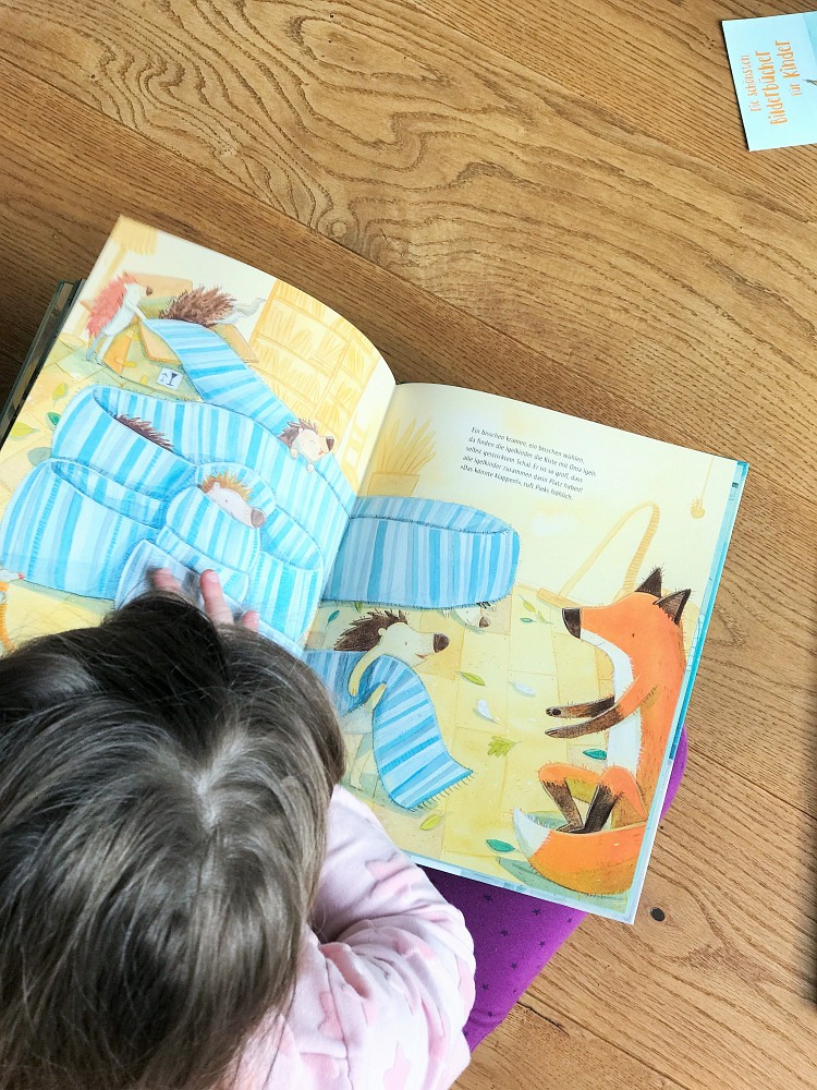 Kinder schauen Bücher an