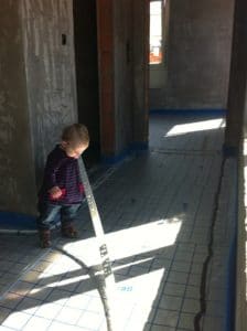 Kind auf Baustelle