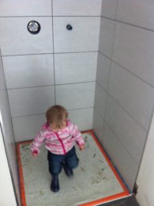 Kind in neu gebauter Dusche