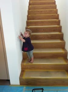 Mädchen in neuem Haus auf Treppe