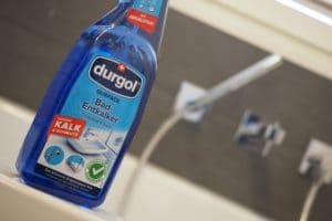 durgol surface Bad-Entkalker auf Badewanne