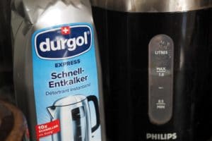 Durgol Express Schnell-Entkalker neben Wasserkocher