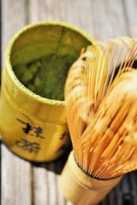 Matcha japanischer Grüntee Pulver in Dose mit Besen