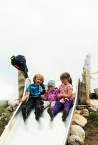 Drei Kinder auf Rutschbahn
