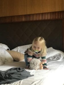 Kind in Hotelbett