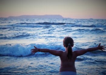Mädchen am Strand von Kreta