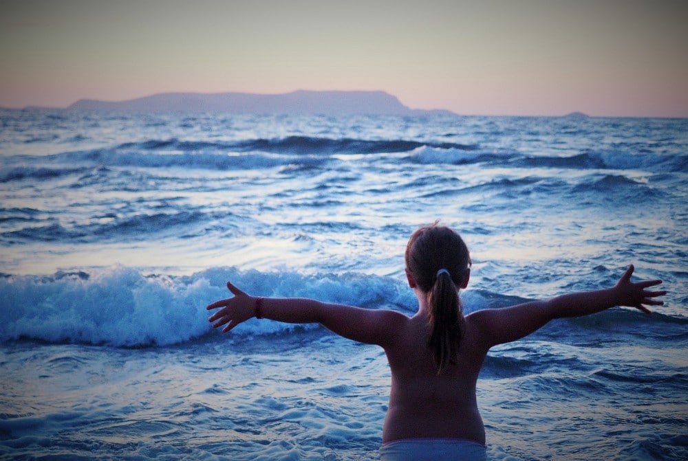 Mädchen am Strand von Kreta