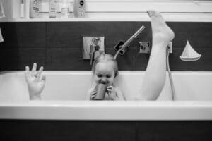 Mädchen in Badewanne