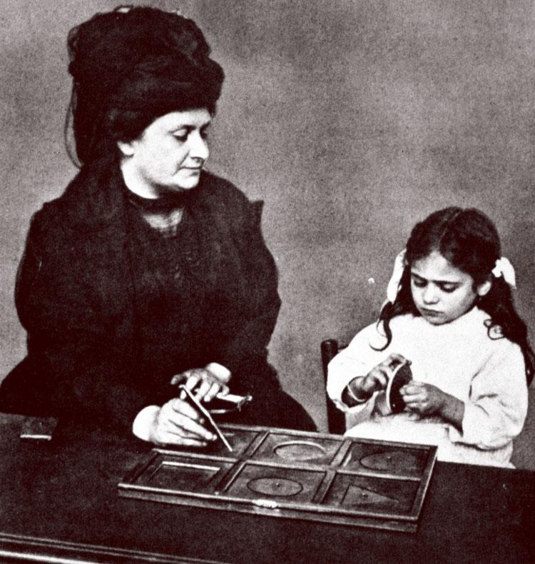 Maria Montessori mit einem Kind