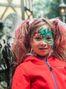 Mädchen mit Facepainting und Halloween-Frisur im Europapark