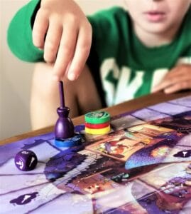 Junge spielt Hexenhochhaus Brettspiel von Pegasus Spiele