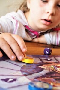 Mädchen spielt Hexenhochhaus Brettspiel von Pegasus Spiele