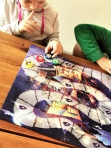 Kinder spielen Hexenhochhaus Brettspiel von Pegasus Spiele